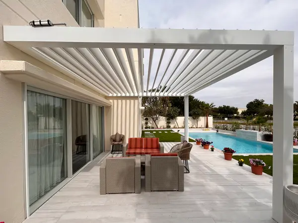 Sierra bioclimatic pergola with louvres open over a pool terrace