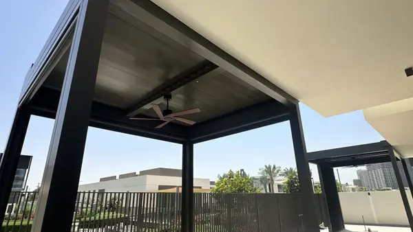 Sierra bioclimatic pergola with louvres closed for weather protection