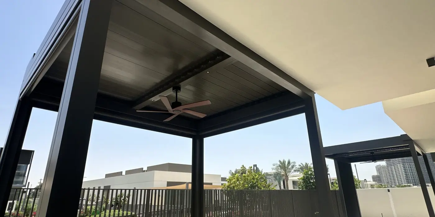 Sierra bioclimatic pergola with louvres closed for weather protection