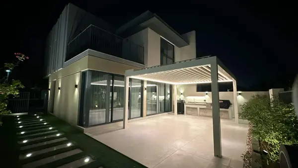 Sierra bioclimatic pergola with Somfy-motorised louvres in Emaar Valley