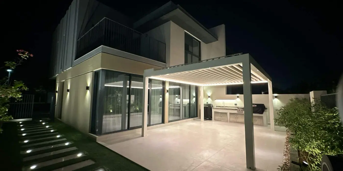 Sierra bioclimatic pergola with Somfy-motorised louvres in Emaar Valley